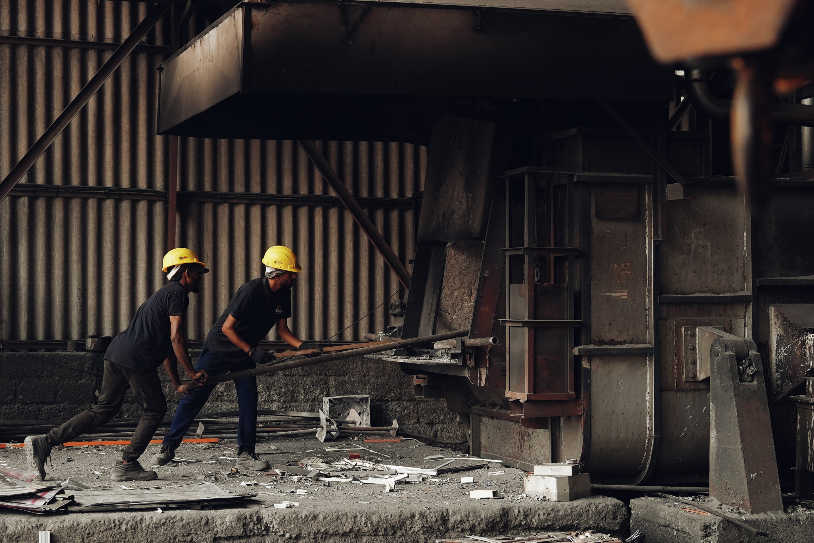 Utilizing high-efficiency reverberatory furnace charging to melt premium aluminium scrap and raw materials, ensuring optimal temperature control and zero-compromise alloy blending.